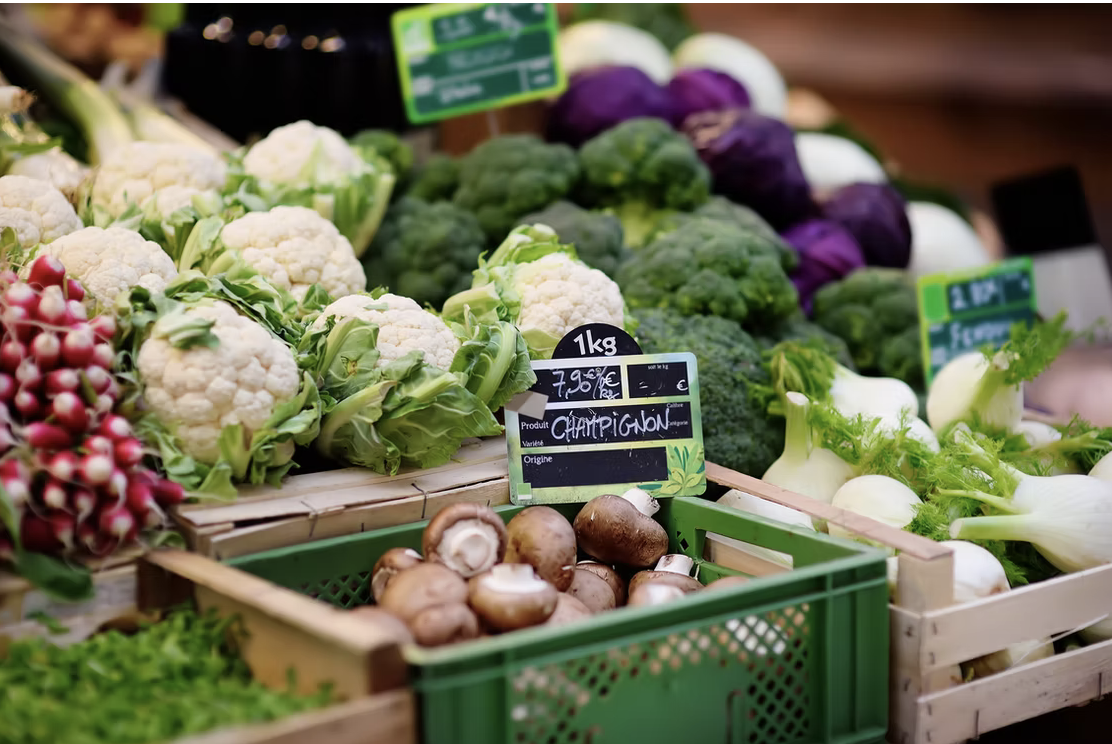 Le marché d'abord