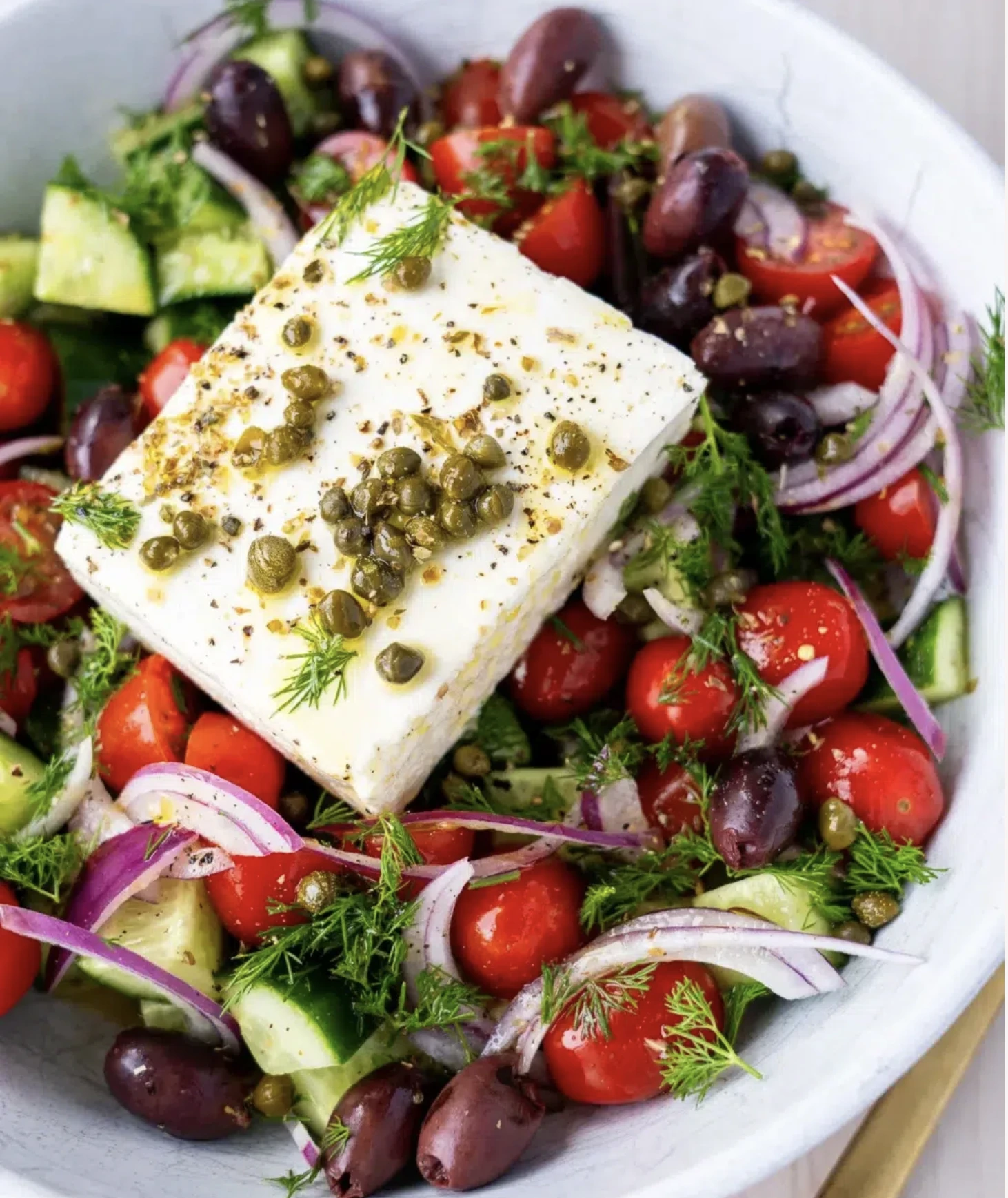 Salade méditerranéenne à la fêta, olives et tomates